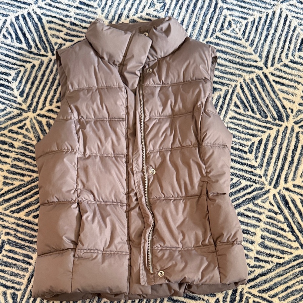 GAP Women's Quilted Vest in Taupe